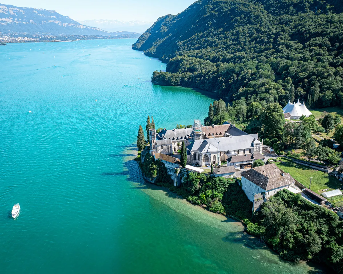 Abbaye d'Hautecombe, au bord du lac du Bourget, en Savoie