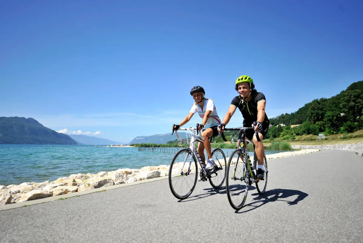 Cyclistes autour du lac du Bourget