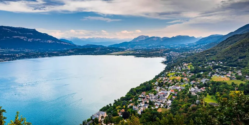 Vue aérienne du lac du Bourget